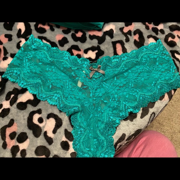 Bandeau and lacy cheeky panty 36D and Med - Picture 6 of 8